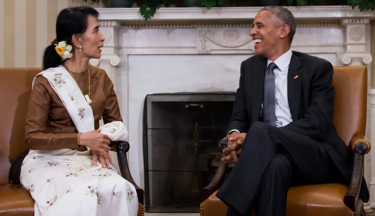 Keakraban pemimpin Myanmar Aung San Suu Kyi dengan Presiden AS, Barack Obama dalam pertemuan bilateral di Gedung Putih, Rabu (14/9). Suu Kyi  dan Obama membahas soal upaya membantu investasi dan transisi demokrasi Myanmar.  (Jim Watson/AFP)