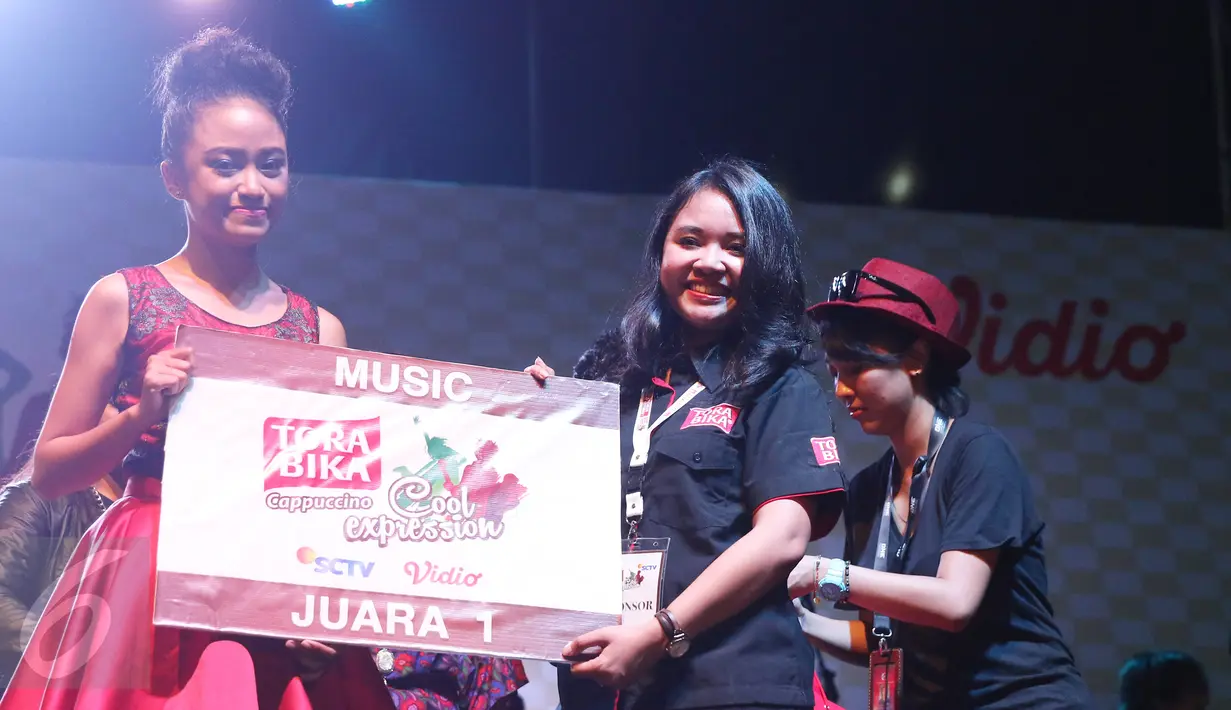 Finalis kategori musik, Aninditya berfoto bersama Brand Manager Torabika Melatie Emmanuelle saat menerima hadiah pada final ajang Torabika Cappucino Cool Expression di Plaza Barat Senayan, Jakarta, Sabtu (4/6/2016). (Liputan6.com/Herman Zakharia)