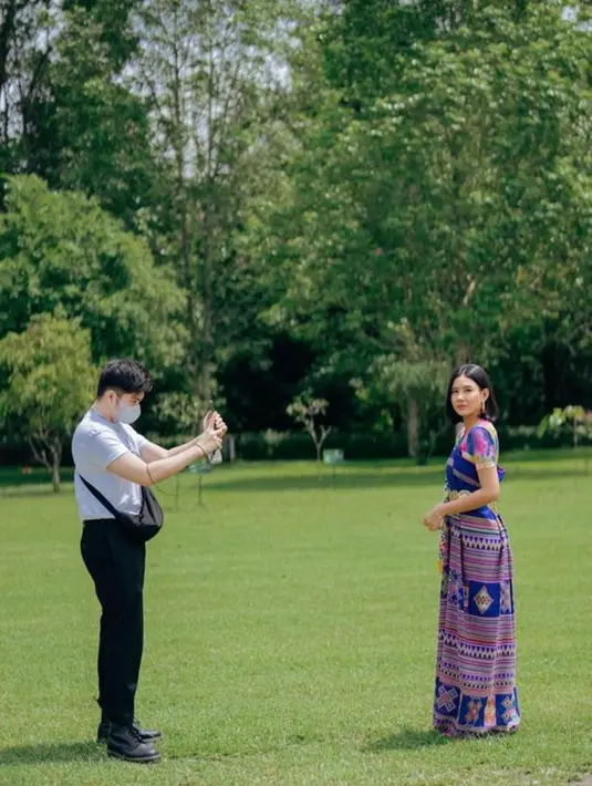Ia nampak asik memotret sang kekasih yang tampil cantik menggunakan kain tenun. [Instagram/anggayunandareal16].