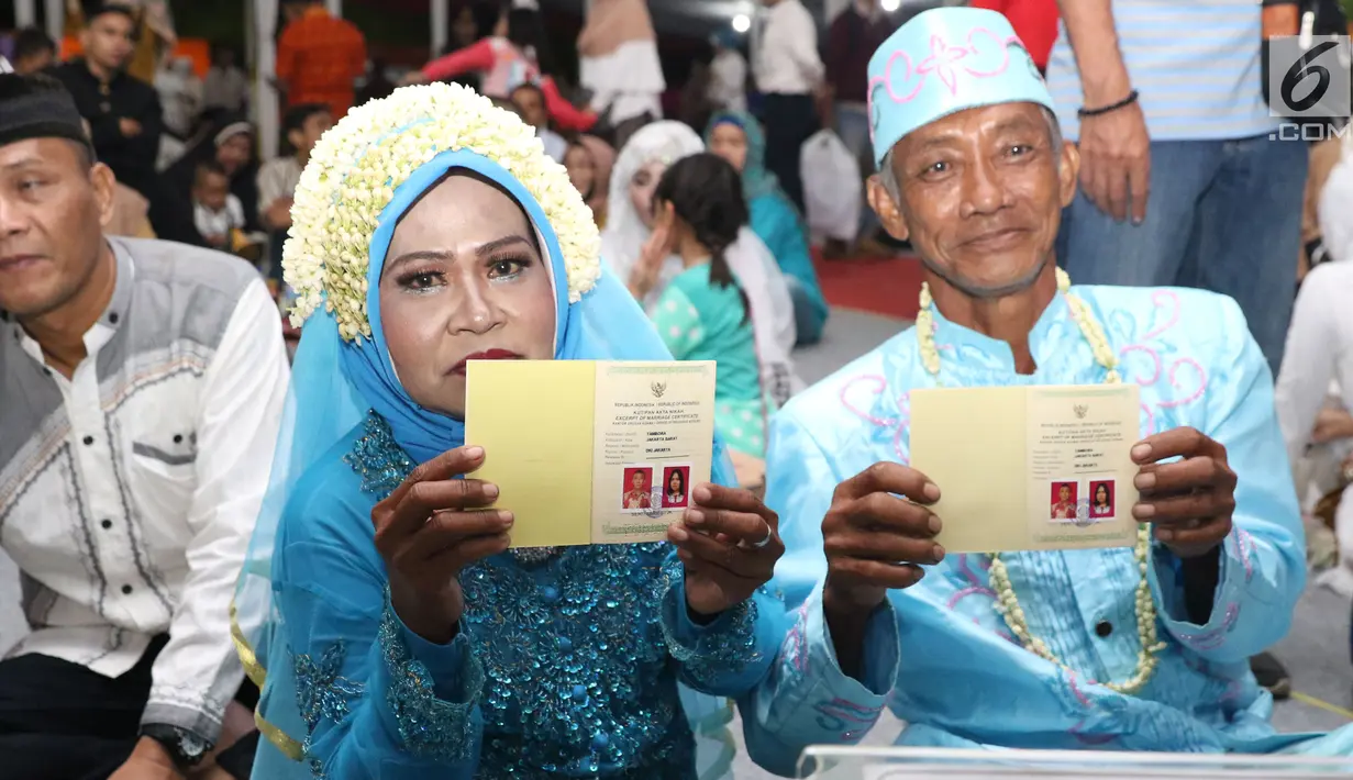 Pasangan nikah massal menunjukkan buku nikah usai ijab kabul di jalan MH Thamrin, Jakarta, Senin (31/12). 557 pasangan mengikuti nikah massal dan isbat nikah pada malam pergantian tahun 2018-2019. (Liputan6.com/Helmi Fithriansyah)
