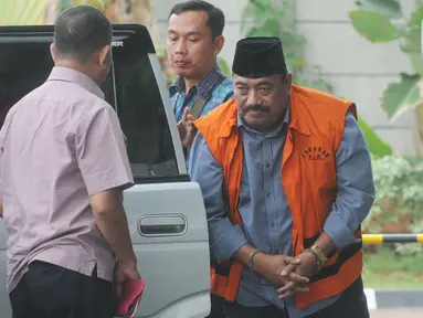 Swasta penyuap Bupati Indramayu Supendi, Carsa AS mengenakan rompi tahanan tiba di Gedung KPK, Jakarta, Jumat (13/11/2019). Carsa AS diperiksa sebagai saksi untuk tersangka Bupati Indramayu, Supendi mendalami aliran dana suap. (merdeka.com/Dwi Narwoko)