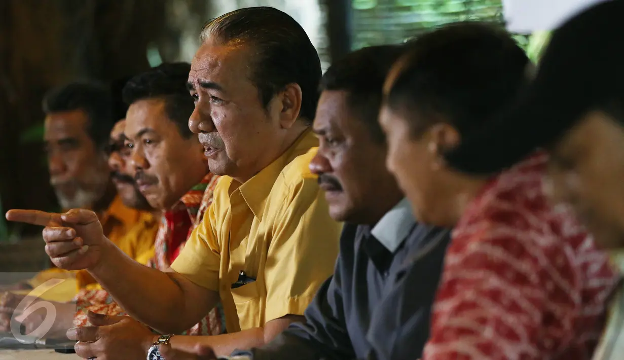 Pendiri Partai Hanura, Djafar Badjeber (tengah) mendesak Wiranto untuk melaksanakan Munaslub guna memilih Ketua Umum yang definitif sesuai ART Partai Hanura Jakarta, Kamis (27/10). (Liputan6.com/Johan Tallo)