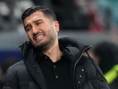 Borussia Dortmund kembali telan kekalahan untuk ketiga kalinya secara beruntun di Bundesliga. Kali ini, tim asuhan Nuri Sahin takluk dari tuan rumah Eintracht Frankfurt dengan skor 2-0, Sabtu (18/1/2025) dini hari WIB. (AP Photo/Michael Probst)