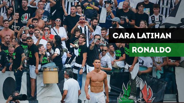 Petinju kelas berat asal Inggris, Anthony Joshua mencoba mengikuti cara latihan Cristiano Ronaldo.