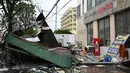 Jumlah korban tewas akibat Topan Kajiki di Vietnam terus bertambah. Tercatat, pada 26 Agustus 2025 tiga orang tewas dan 10 lainnya terluka akibat terjangan Topan Kajiki. (Nhac NGUYEN/AFP)