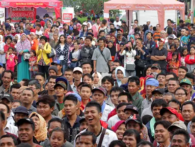 Musim mudik Lebaran 2016, PT Sido Muncul Tbk  kembali menggelar mudik gratis yang ke-27 di Lapangan Parkir Pintu Masuk Utama TMII, Jakarta, Jumat (7/1). 16 ribu pedagang jamu diberangkatkan dengan 186 bus secara serentak. (Liputan6.com/Fery Pradolo)