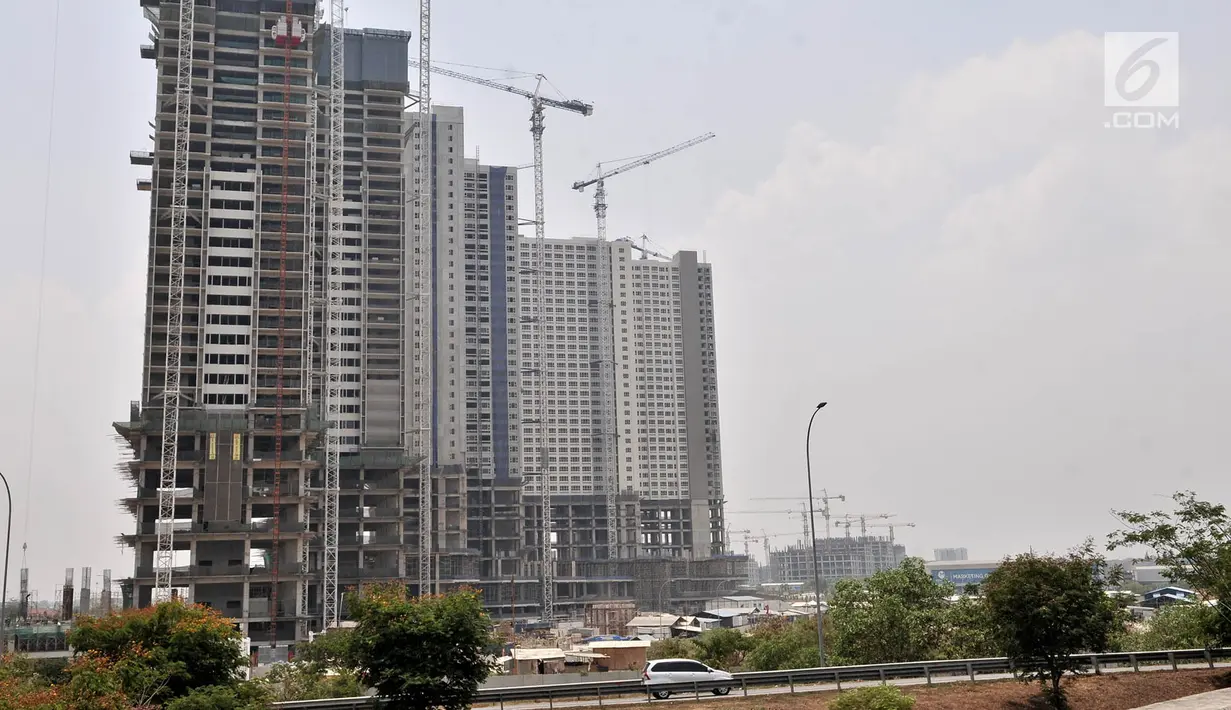 Kendaraan melintasi salah satu tower Apartemen Meikarta, Cikarang, Bekasi, Kamis (11/10). KPK menetapkan Bupati Bekasi Neneng Hasanah dan Direktur Operasional Lippo Group Billy Sindoro tersangka suap perizinan proyek Meikarta. (Merdeka.com/Iqbal Nugroho)