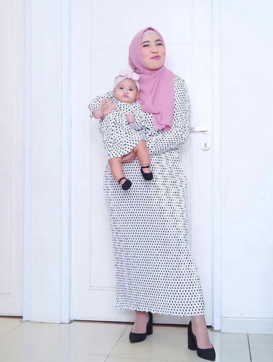 Atau bisa juga kenakan dress model slim fit long sleeve seperti penampilan Fitri Tropica ini. Makin standout dengan alas kaki berupa heels. (Instagram/fitrop).