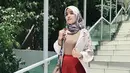 Beberapa waktu lalu, ia mengunggah sebuah foto di bersama Sivia Azizah. Vebby terlihat cantik dengan mengenakan hijab berwarna abu-abu. (Foto: instagram.com/vebbypalwinta)