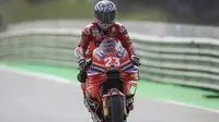 Pembalap Ducati Lenovo, Enea Bastianini, berhasil meraih posisi start terdepan pada MotoGP Portugal 2024, setelah mencatatkan waktu tercepat dalam kualifikasi di Algarve International Circuit, Portimao, Sabtu (23/2/204) sore WIB. (AFP/PATRICIA DE MELO MOREIRA)