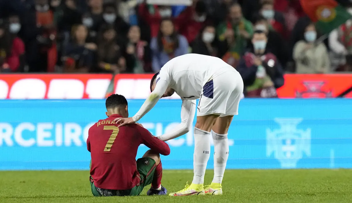 Serbia pun lolos langsung ke Putaran Final Piala Dunia 2022 sebagai pemuncak Grup A dengan koleksi 20 poin. Sementara Cristiano Ronaldo dan kawan-kawan yang menempati posisi kedua dengan 17 poin harus melalui babak play-off terlebih dahulu. (AP/Armando Franca)