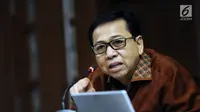 Terdakwa dugaan korupsi e-KTP, Setya Novanto memberi pertanyaan kepada saksi dalam sidang lanjutan di Pengadilan Tipikor, Jakarta, Senin (5/2). Sidang menghadirkan tiga saksi. (Liputan6.com/Helmi Fithriansyah)
