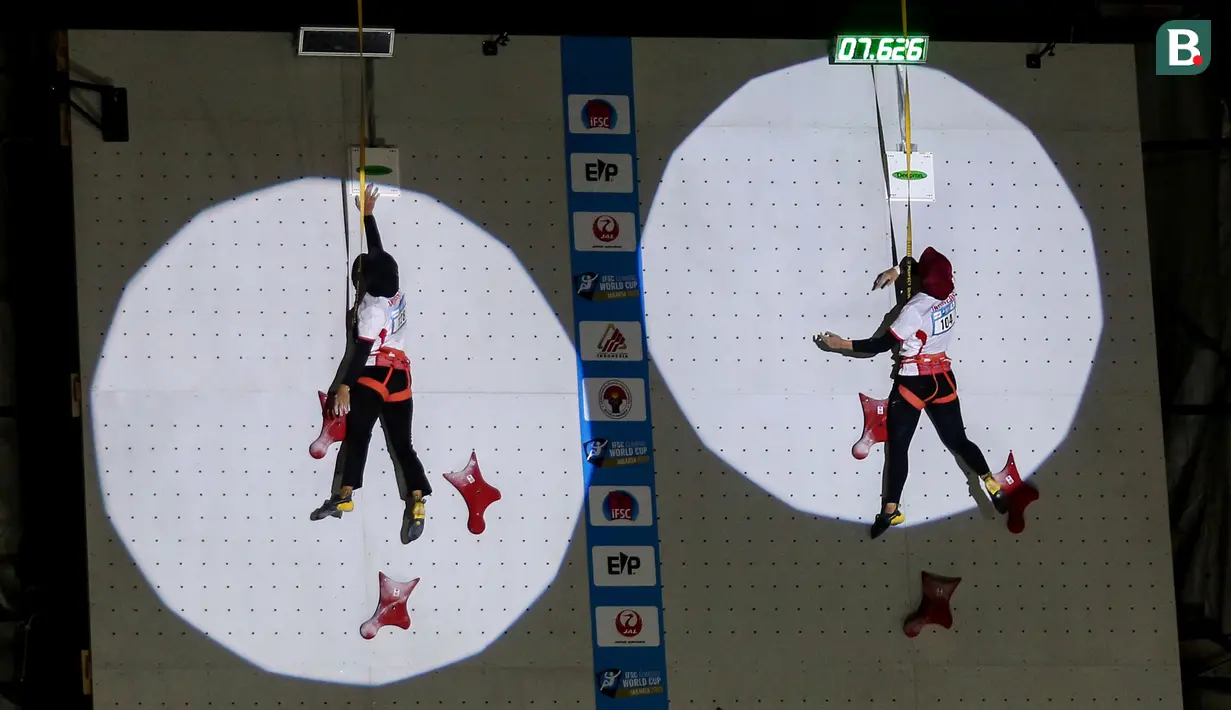 Atlet panjat tebing Indonesia, Alivany Ver Kadhijah (kanan) dan Nurma Anjany berkompetisi pada kualifikasi nomor speed putri Kejuaraan Dunia Panjat Tebing IFSC 2023 seri Jakarta di Lot 6, Kompleks Stadion Utama Gelora Bung Karno, Jakarta, Indonesia, Sabtu (06/05/2023). Indonesia berhasil meloloskan 10 (5 putra dan 5 putri) pada babak kualifikasi. (Bola.com/Bagaskara Lazuardi)