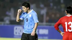 Pesepakbola timnas Uruguay Luis Suarez (kiri) mengepalkan tangan seusai mencetak gol saat pertandingan persahabatan di Stadion Utama Gelora Bung Karno Senayan, Jakarta. (ANTARA 2010)
