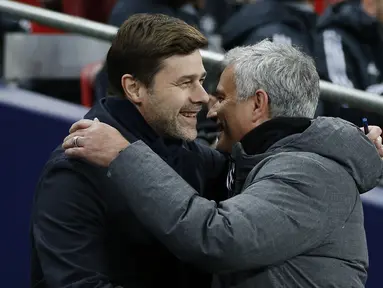 Pelatih Manchester United, Jose Mourinho bersalaman dengan Pelatih Tottenham Hotspur, Mauricio Pochettino sebelum pertandingan Liga Inggris di Stadion Wembley di London, pada 31 Januari 2018.  Tottenham Hotspur mengumumkan Jose Mourinho sebagai manajer baru. (AFP/Ian Kington)