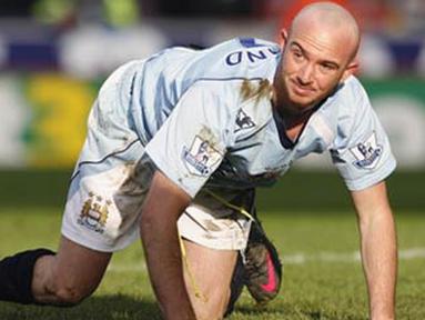 Manchester City&#039;s Irish player Stephen Ireland on his hands and knees during the Premier League football match against Stoke City at The Britannia Stadium in Stoke-on-Trent, England on January 31, 2009. AFP PHOTO/IAN KINGTON