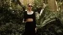 Dalam momen liburan ini, Alyssa tampil chic dengan cropped long sleeve top hitam yang dipadukan dengan maxi skirt senada. Shoulder bag putih, kacamata hitam, dan aksesori berupa anting emas menjadi pelengkap sempurna untuk menyempurnakan gaya high fashion ala jet-setter. Nuansa old money begitu terasa dalam setiap detail yang ia kenakan. [@alghazali7].