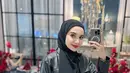 Zaskia Sungkar hadir mengenakan outfit serba hitam. Mengenakan kerudung, dipadukan jaket kulit. Senada dengan bawahan dan tasnya. [@zaskiasungkar15]