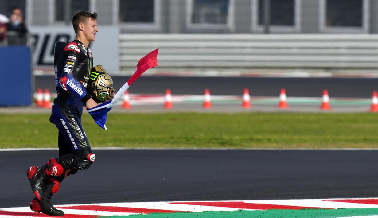 Pembalap Monster Energy Yamaha Fabio Quartararo melakukan selebrasi usai finish keempat pada balapan MotoGP Emilia Romagna di Sirkuit Misano, Misano Adriatico, Italia, Minggu (24/10/2021). Fabio Quartararo memastikan titel juara dunia MotoGP 2021. (AP Photo/Antonio Calanni)