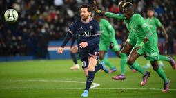 Les Parisiens tampil menekan sejak dimulainya babak pertama. Tercatat, tuan rumah mendominasi penguasaan bola hingga lebih dari 60 persen. Namun, Lionel Messi dan kolega belum mampu membuat serangan yang efektif di sepuluh menit awal babak pertama. (AFP/Franck Fife)