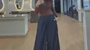 Wulan Guritno tampil mengenakan atasan coklat long sleeve ketat dipadukan celana denim oversize saat mengucapakan Hari Perempuan Internasional. [@wulanguritno]