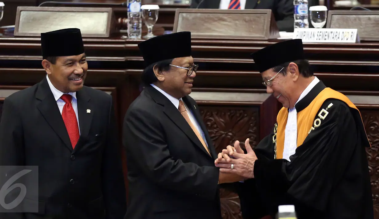 Ketua DPD RI Oesman Sapta Odang mendapat ucapan selamat usai pelantikan Pimpinan DPD RI di Komplek Parlemen, Senayan, Jakarta, Selasa (4/4). (Liputan6.com/Johan Tallo)