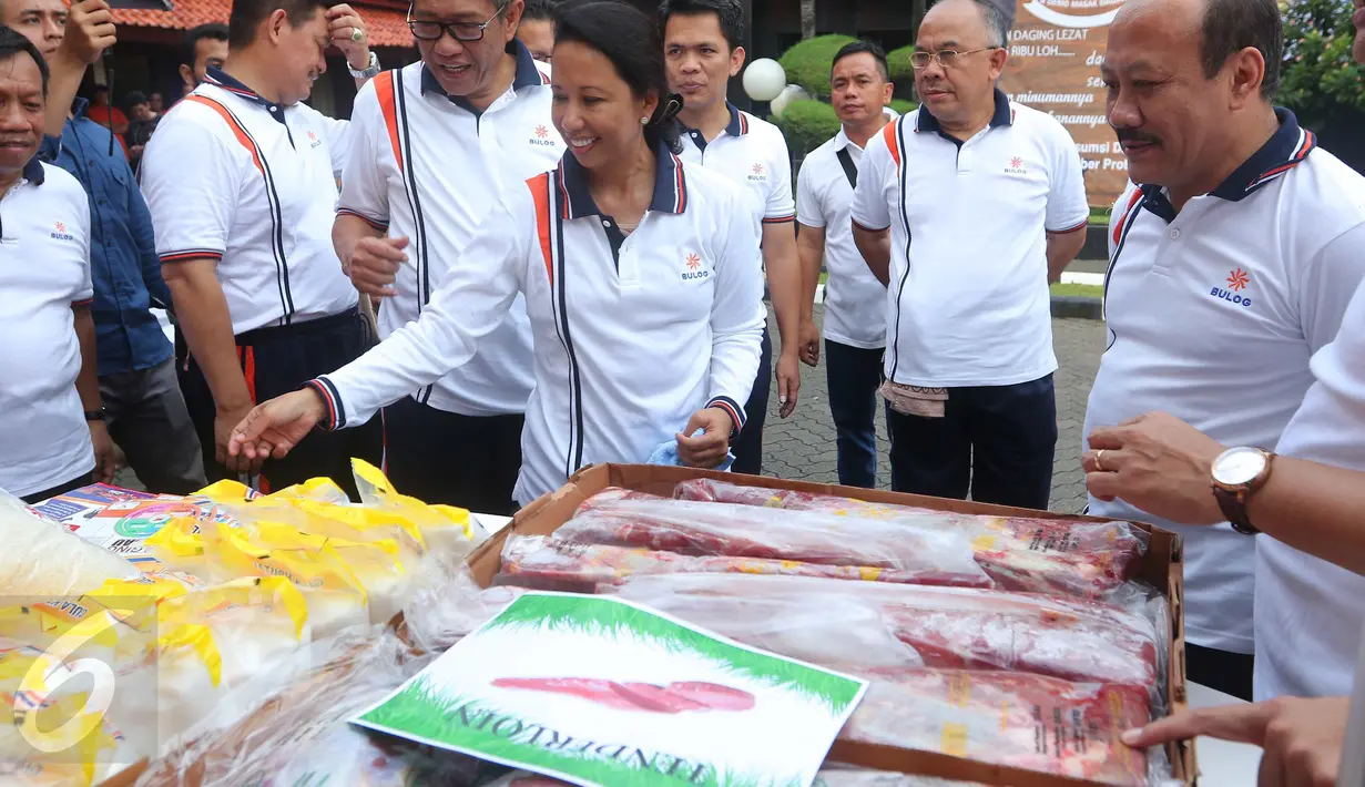 Menteri BUMN Rini Soemarno meninjau stan daging kerbau pada acara sosialisasi di Kantor Perum Bulog, Jakarta, Jumat (2/9). Pemerintah melalui Bulog memang menargetkan akan mendatangkan 750 ton daging kerbau impor dari India. (Liputan6.com/Angga Yuniar)