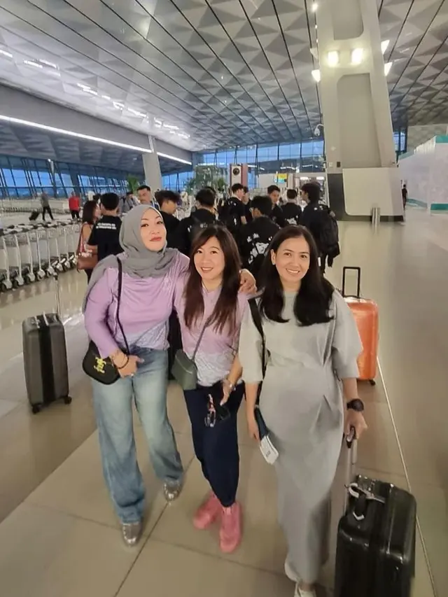 Potret Angelina Sondakh bersama wali murid saat di bandara (Sumber: Instagram/@angelinasondakh09)