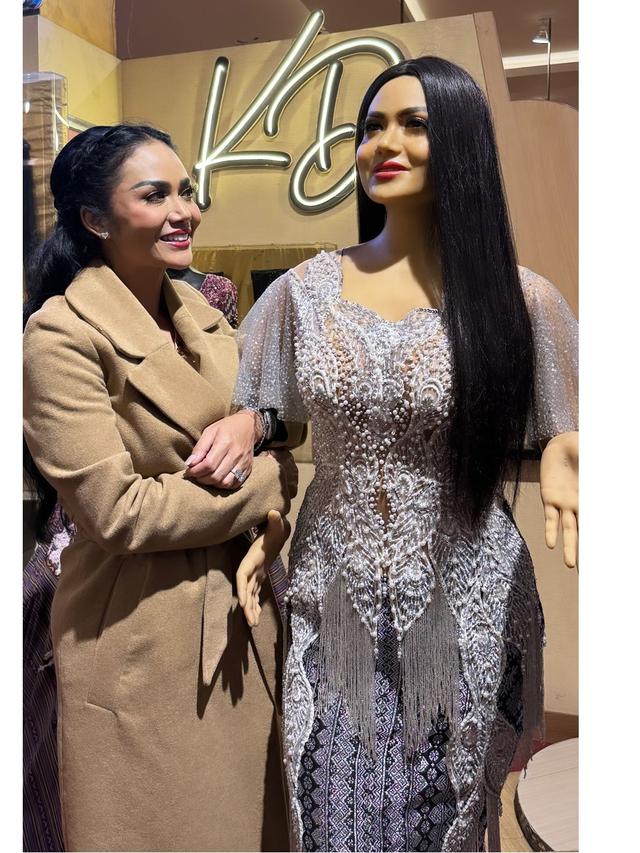 6 Momen Krisdayanti Melihat Patung Lilinnya di Jatim Park 3, Mirip Banget