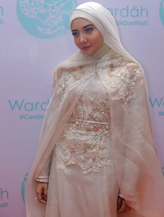 "Aku belajar ilmu padi dari beliau. Aku sebagai pengagum, kalau ada filmnya selalu nonton," ucap Zaskia Sungkar, saat dijumpai di Hotel Dharmawangsa, Jakarta Selatan, Kamis (23/6/2016). (Andy Masela/Bintang.com)