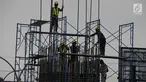 Pekerja memasang tiang penyangga untuk proyek pembangunan jalan tol Cimanggis-Cibitung (Cimaci) di Jalan Alternatif Cibubur, Jatikarya, Jatisampurna, Kota Bekasi, Jumat (23/11). (Merdeka.com/Imam Buhori)