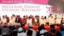Presiden Jokowi, tokoh agama dan sejumlah petinggi negara saat menghadiri Haul Gus Dur ke 7 dan Peringatan Maulid Nabi Muhammad SAW di Ciganjur, Jakarta, Sabtu (23/12). (Liputan6.com/Gempur M Surya)