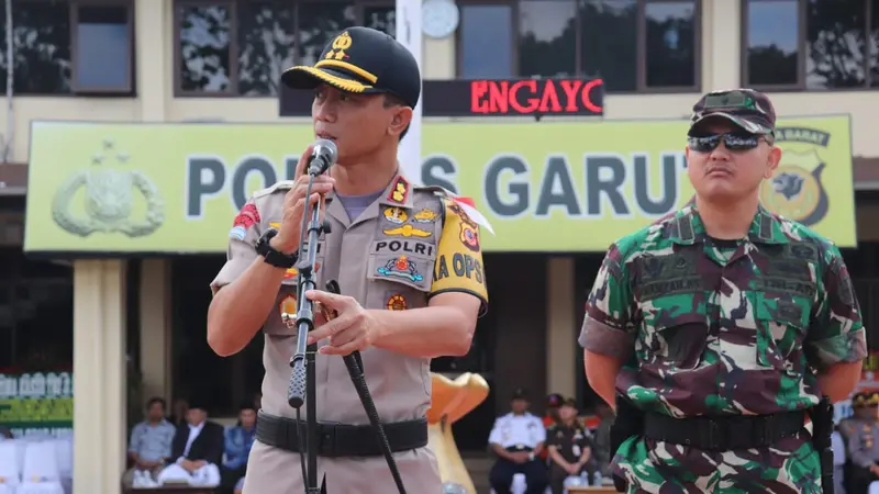 Kapolres Garut AKBP Budi Satria Wiguna, tengah memberikan penjelasan dalam salah satu kegiatan apel memimpin pasukan di mapolres Garut