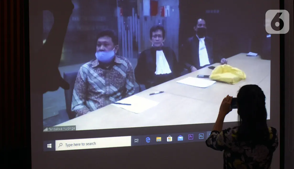 Mantan Dirut PTPN III (Persero) Dolly Pulungan menjalani sidang secara video conference di Gedung KPK, Jakarta, Rabu (13/5/2020). Dolly Pulungan dituntut 6 tahun penjara dan denda Rp 300 juta subsider 6 bulan kurungan terkait fee distribusi gula di PTPN III (Persero). (merdeka.com/Dwi Narwoko)