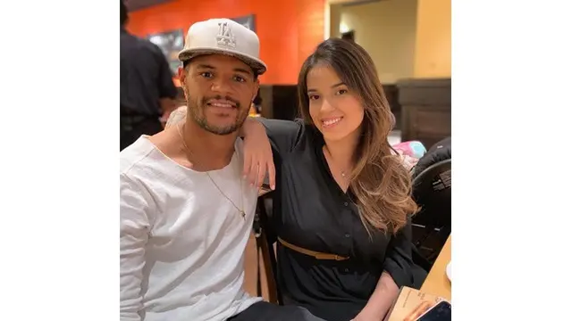 Jarang Tersorot, Ini 6 Potret Mesra David da Silva dengan Sang Istri
