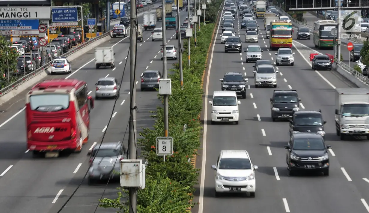 Sejumlah kendaraan melintasi tol dalam kota di kawasan Semanggi, Jakarta, Rabu (13/2). Rencananya PT Jasa Marga Tbk (persero) akan menaikkan tarif Tol Dalam Kota Jakarta. (Liputan6.com/Faizal Fanani)