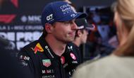 Pembalap Red Bull, Max Verstappen, asal Belanda memberi isyarat selama sesi kualifikasi menjelang Grand Prix Formula Satu Brasil di sirkuit Interlagos, Sao Paulo, Sabtu, 8 November 2025. (Foto AP/Ettore Chiereguini)
