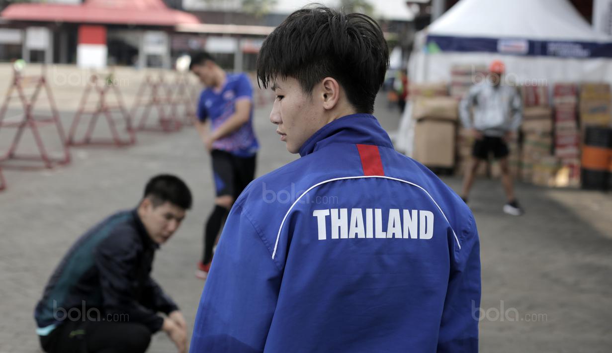 Para petinju asal Thailand berkumpul melakukan pemanasan di luar Arena Hall D PRJ, Kemayoran, Jakarta, Minggu (11/2/2018). Tim Thailand menjadi satu kekuatan di Tinju yang perlu di waspadai Indonesia. (Bola.com/Nick Hanoatubun)