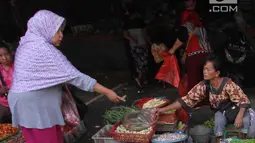 Pedagang melayani seorang pembeli di Pasar Kebayoran Lama, Jakarta, Selasa (3/4). Badan Pusat Statistik juga mencatat inflasi tahun ke tahun (year on year) mencapai 3,4 persen. (Liputan6.com/Angga Yuniar)