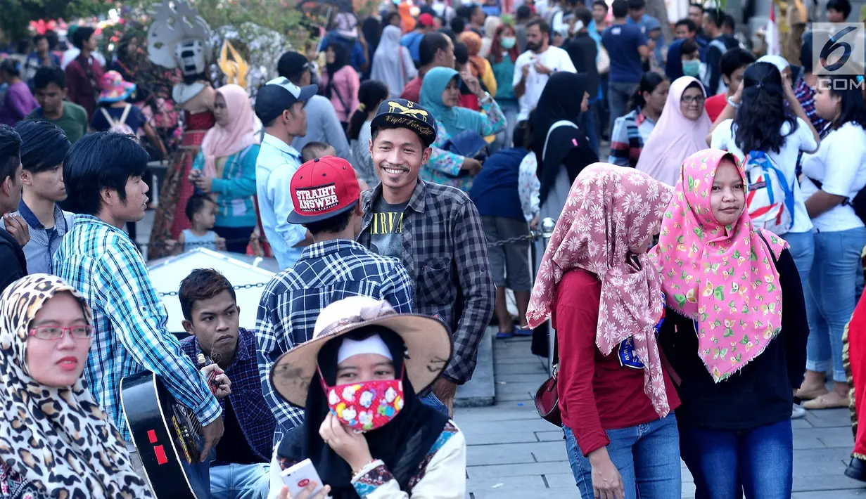 Sejumlah pengunjung memadati kawasan wisata Kota Tua, Jakarta, Kamis (21/9). Wisata kota tua dengan daya tarik bangunan sejarah Jakarta ini dipadati pengunjung yang memanfaatkan masa libur Tahun Baru Islam. (Liputan6.com/Helmi Afandi)