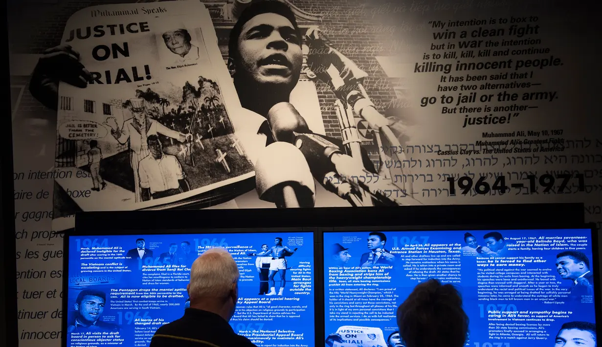 Pengunjung melihat rekam jejak petinju legendaris Muhammad Ali di Muhammad Ali Center, Louisville, Kentucky (5/6). Muhammad Ali Center ini memiliki enam lantai dengan luas 8.988 meter persegi. (AFP PHOTO/Brendan Smialowski)