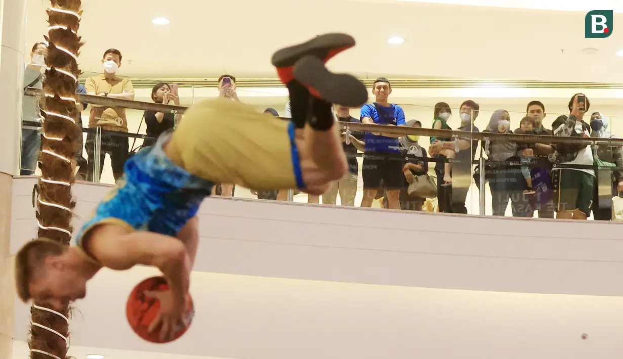 Pengunjung asyik menikmati pertunjukan dari Freestyler basket asal Hungaria pada acara Indonesia Slamdunk Festival di Grand Atrium Kota Kasablanka, Jumat (30/6/2023). (Bola.com/M Iqbal Ichsan)
