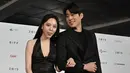 Aktris Korea Selatan Lee Yul-em (kiri) dan aktor Seo Ji-seok berpose di atas karpet merah selama pembukaan Busan Internasional Film Festival (BIFF) di Pusat Sinema Busan di Busan (3/10/2019). BIFF beroperasi mulai 3 hingga 12 Oktober dan menampilkan 303 film dari 85 negara. (AFP/Jung Yeon-je)