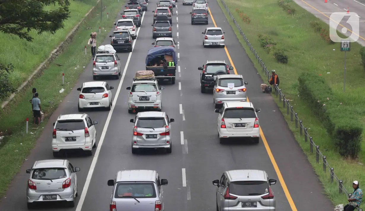 <p>Pedagang menawarkan daganganya ke para pemudik di Jalan tol Cikopo - Palimanan KM 73, Purwakarta, Jawa Barat, Sabtu (30/4/2022). Padatnya arus lalu lintas ruas tol trans jawa, membuat pedagang asongan turun ke jalan. (Liputan6.com/Herman Zakharia)</p>