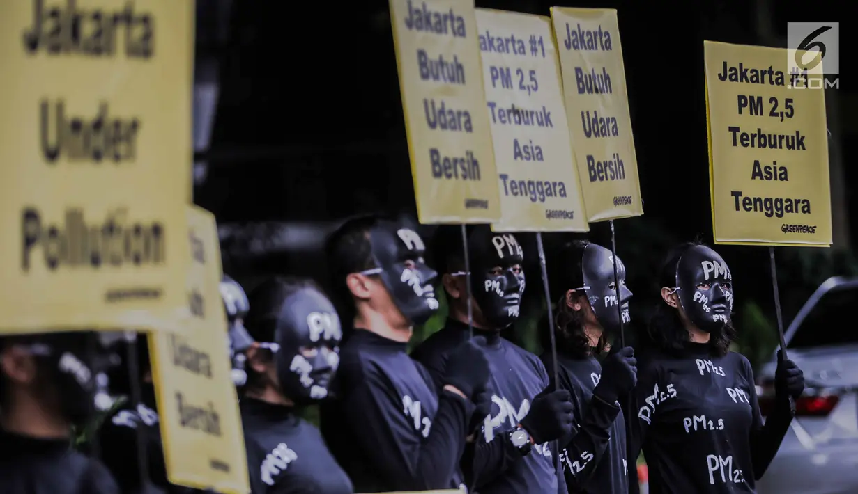 Aktivis Greenpeace melakukan aksi teatrikal di Kementerian Lingkungan Hidup, Selasa (5/3). Greenpeace mencatat konsentransi PM 2.5 atau di Jakarta mencapai empat kali lipat di atas batas aman tahunan menurut standar WHO. (Liputan6.com/Faizal Fanani)