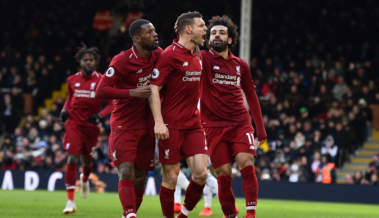 Selebrasi gol James Milner pada laga lanjutan Premier League yang berlangsung di Stadion Craven Cottage, London, Minggu (17/3). Liverpool menang 2-1 atas Fulham. (AFP/Glyn Kirk)