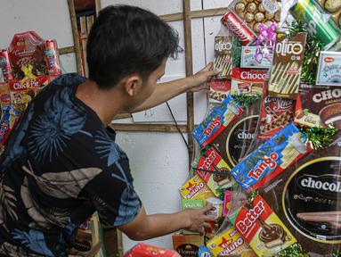 Penjual merapikan parcel untuk di jual di Kawasan CIkini, Jakarta, Selasa (27/4/2021). Permintaan parcel menjelang Idul Fitri 1442 Hijriah mulai meningkat dengan harga bervariasi Rp300 ribu hingga Rp 3 juta per unit tergantung isi parcel, ukuran, dan model. (Liputan6.com/Faizal Fanani)