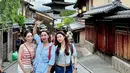 Penampilan Femmy selama di Jepang pun mencuri perhatian. Gayanya yang begitu fashionable tak kalah kece dari kedua anaknya. Bintang sinetron 'Jodoh yang Tertukar' tampil awet muda di usianya yang hampir kepala lima. Momen ini pun seolah jadi liburan bersama sahabat. (Liputan6.com/IG/@femmypermatasari)