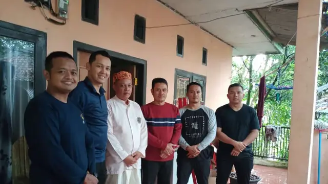 Personil Polda Banten Berkoordinasi Dengan Tokoh Adat Cibarani. (Minggu, 25/04/2021). (Dokumentasi Polda Banten).