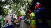 Pengrajin menata ondel-ondel yang selesai dibuat di kawasan Kramat, Jakarta, Kamis (26/1). Biasanya ondel-ondel ini dipertontonkan pada acara penyambutan tamu terhormat, dan untuk menyemarakkan pesta-pesta rakyat. (Liputan6.com/Faizal Fanani)